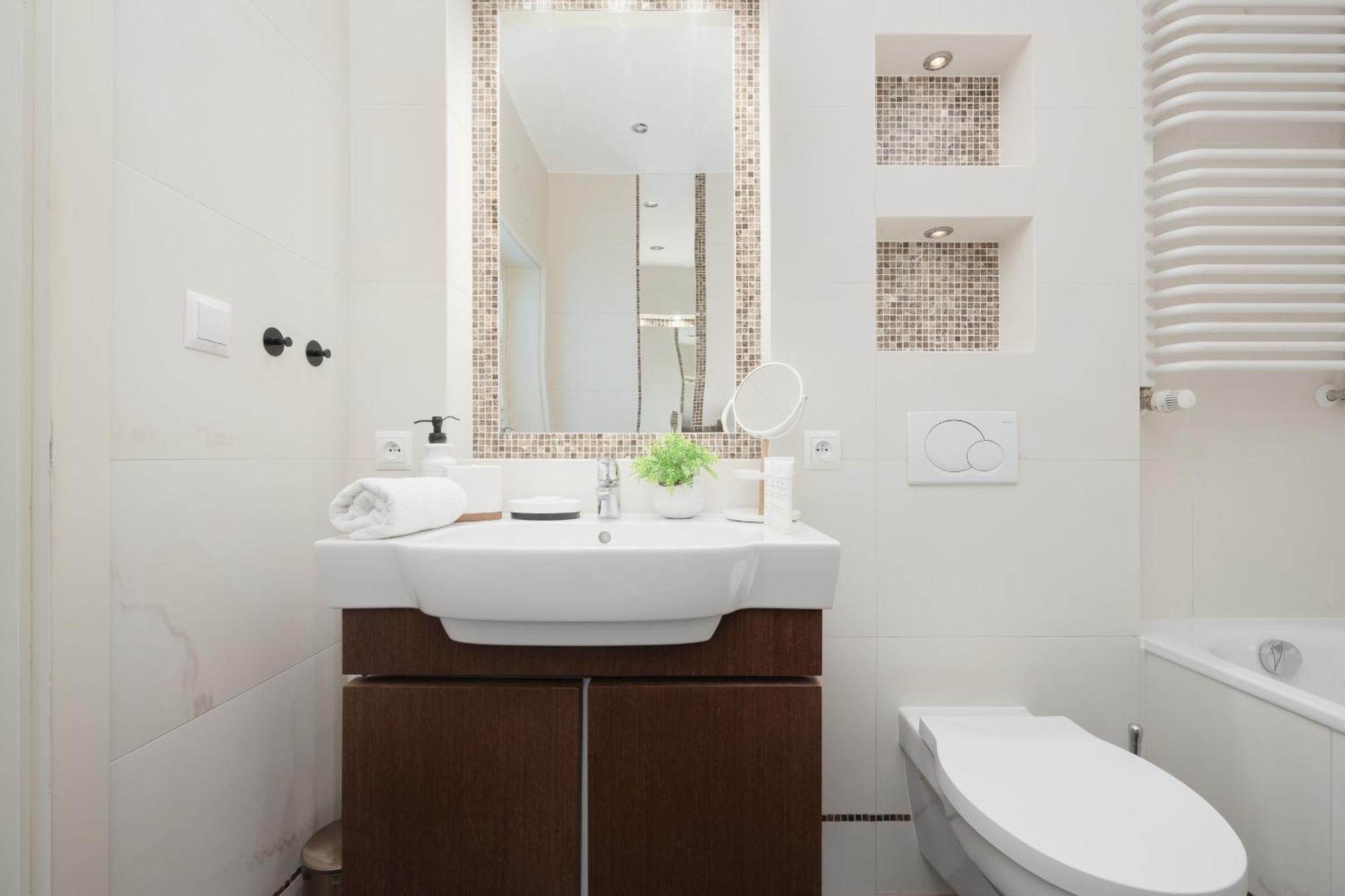 Luxury Four Bedroom With Parking & Balcony In Mokotow By Renters Prestige Apartament *